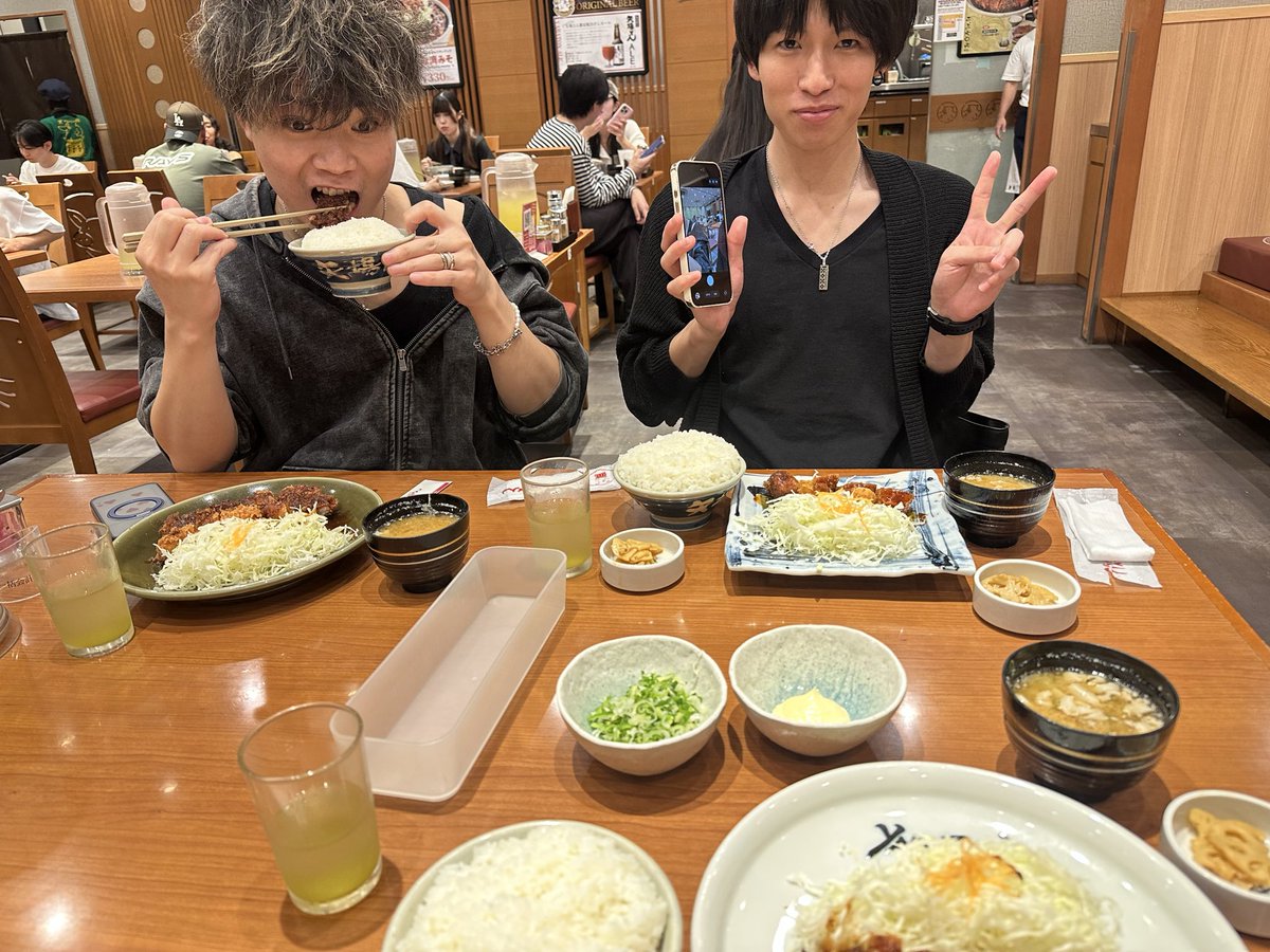 ryo0205k's tweet photo. 大くんとふゆくんと矢場とん🐽 https://t.co/9PAgPiCQA1