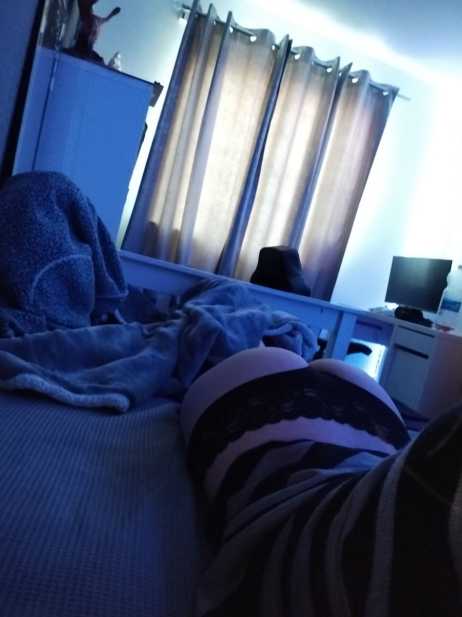 T0xicGirlt0y's tweet photo. Once again extremely horny when i woke up :3 #nsfwtwt https://t.co/1gnnjSSW35