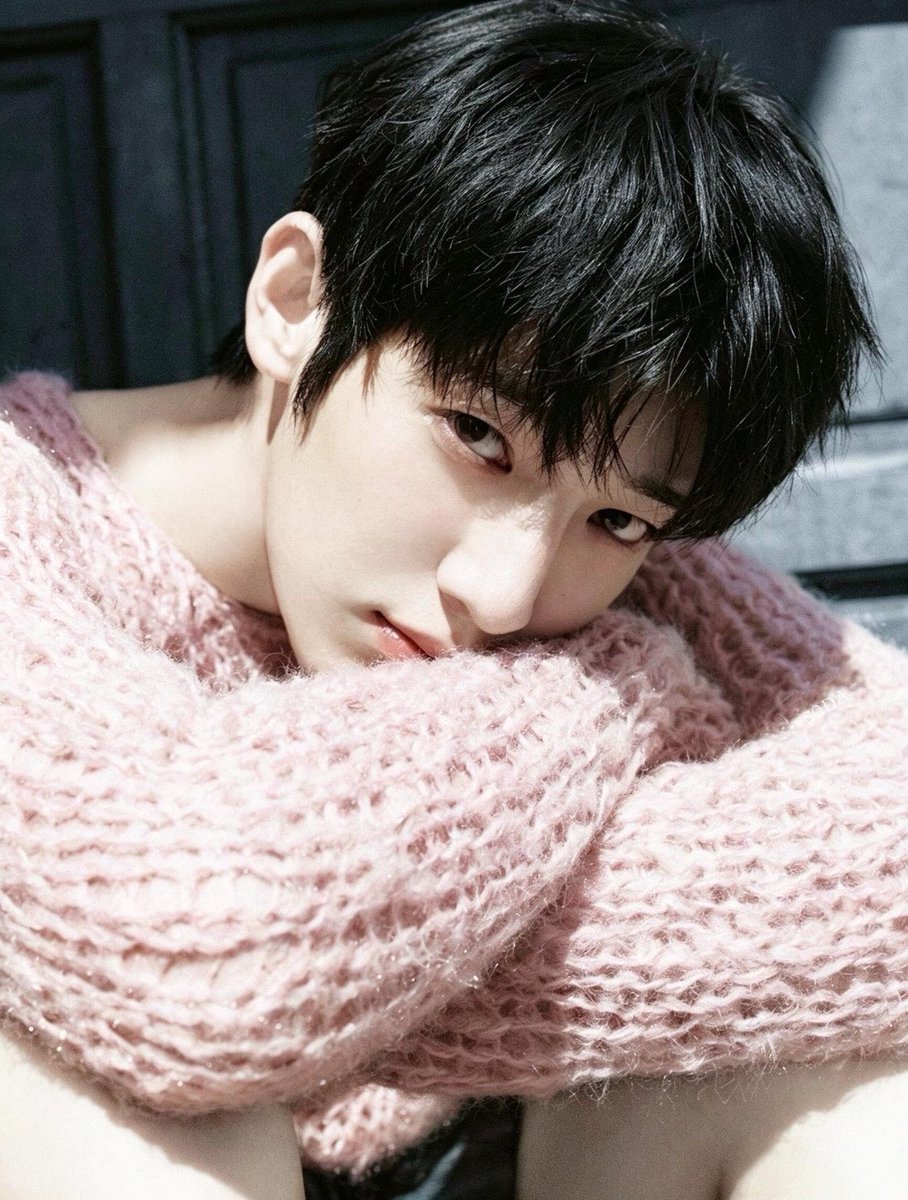 BbyChannel94032's tweet photo. Inisih best banget undangan dari VALENTINO untuk Siwoo! tapi salfok bunga nya cantik bangettt😍🌸

PARK SIWOO AT VALENTINO PFWSS27 #PARKSIWOO
#PARKSIWOOXVALENTINO
#VALENTINOPFWSS27 https://t.co/6OMSbxo75k