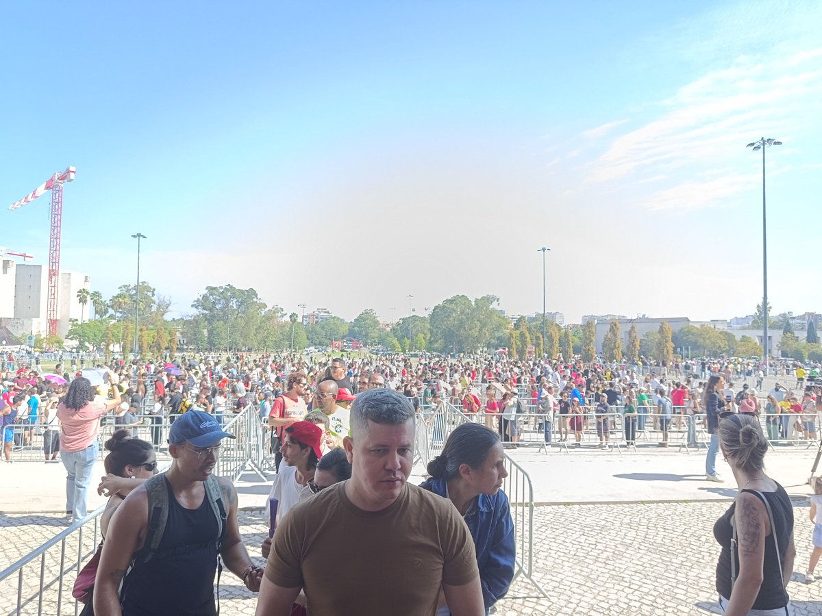 UrubuMusk's tweet photo. Enfrentei 1h:30 de espera no Sol quente de Lisboa para votar em quem realmente tem proposta para o Brasil. 14 @RenanSantosMBL @PartidoMissao carregado com sucesso! https://t.co/ddRlSaZjo1