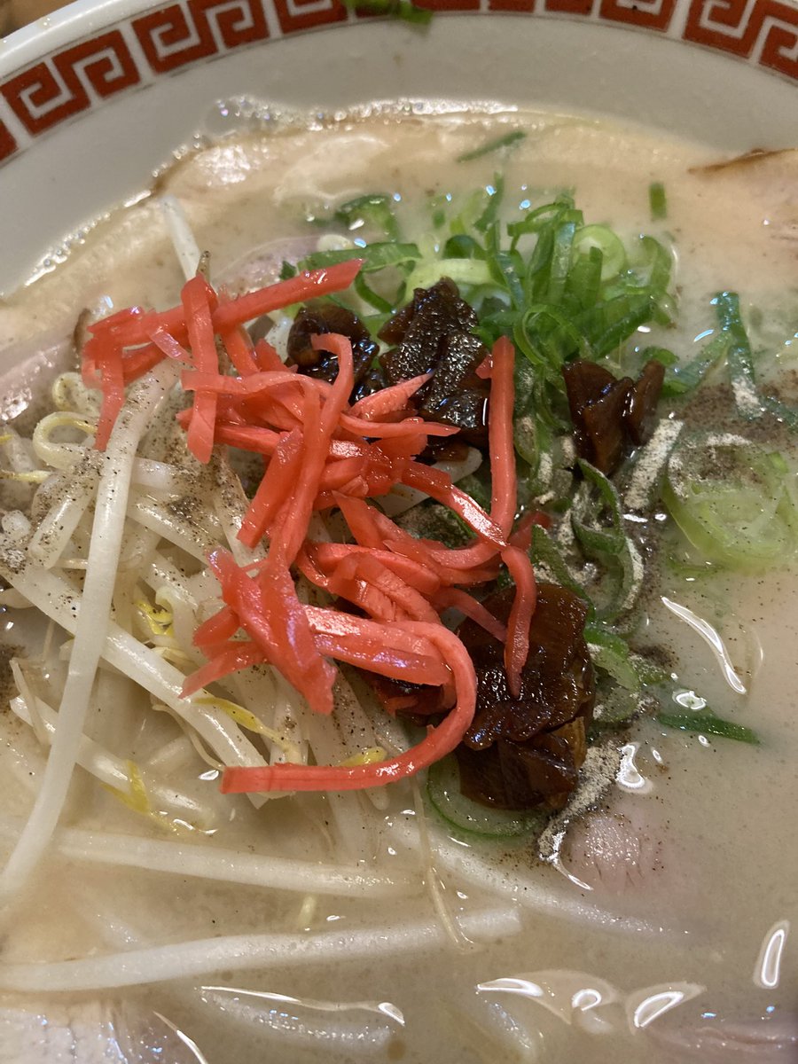 moto19620814's tweet photo. 今宵の『もっさん外食』
久留米ラーメン 麺家うえの

【チャーシュー麺】
にんにくスライスと、紅しょうが乗せて☝️
ストレート細麺をズルズルっと旨い♪

ごちそうさま😋
＃大分県
＃料理
＃外食
＃ラーメン https://t.co/PoSZHg5L7N