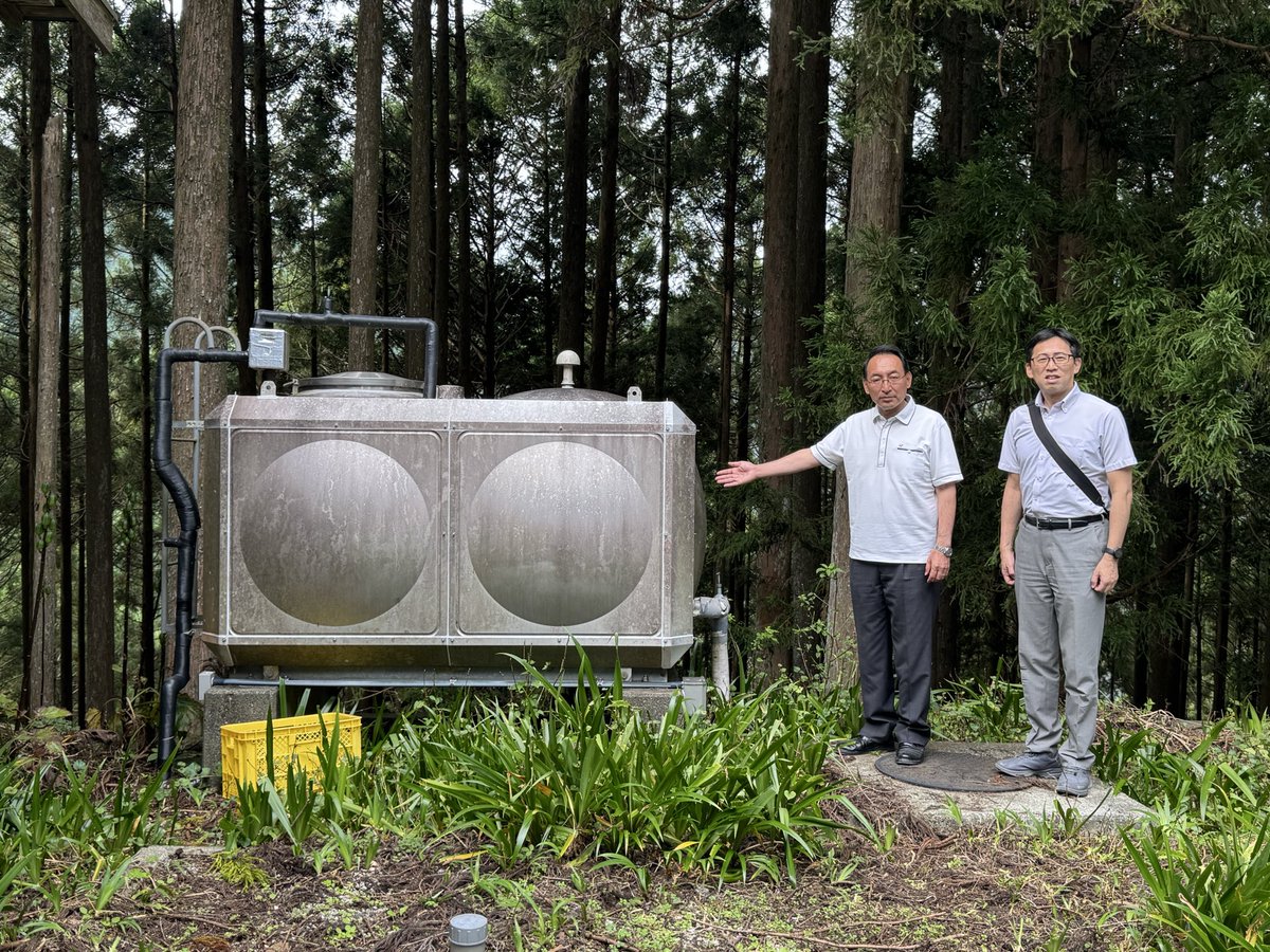 nishizono_katsu's tweet photo. 【竜爪山公衆便所の水不足】

本日、公明党の #長島ごう 市議とともに、竜爪山公衆便所の実態調査に伺いました。

地元の自治会長から、「冬場の水不足によってトイレが使用できなくなり、登山者が困っている。何とか対策を講じてほしい」との��要望をいただき、現地を確認しました。

驚いたのは、登山者の皆様が困らないよう、地元自治会の皆様が当番制で、麓から数十キロにもなるポリタンクの水を運んでくださっていることです。私自身、竜爪山に登る際にはこのトイレを利用させていただくことがありますが、その陰で地元の皆様がこれほどのご苦労をされていること��、恥ずかしながら存じ上げませんでした。

現地で登山者の皆様にもお話を伺ったところ、水不足の解消を求める切実な声をいただきました。

施設そのものの改修には相応の費用が必要となります。地元の皆様の負担を少しでも軽減し、登山者が安心して利用できる環境を整えるため、どのような対策が可能なのか、施設を管理する静岡市とともに検討してまいります。

#竜爪山
#公衆便所
#水不足