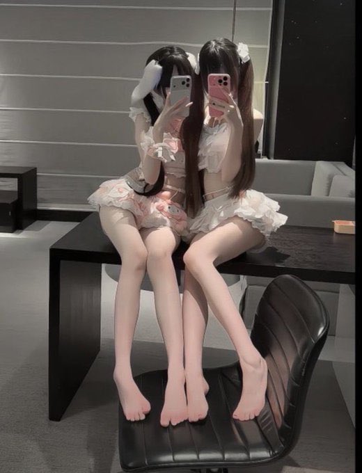 OSAMHAHMD's tweet photo. 这个点有没睡的吗

谁来锐评一下我跟闺蜜福嘛 

粉嫩哒！流言1直接给没有🚪 https://t.co/orAKxea1Du