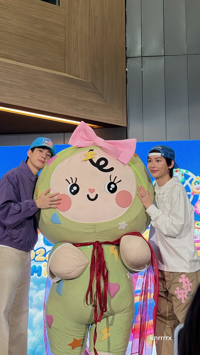 knrrrrx's tweet photo. ภาพครอบครัวววว 🎂👶🏻 

OFFGUNBABII HAPPY FAMILY
#GMMTVFANIVAL2026HappyFamilyxOG https://t.co/4oM4KPYIUG