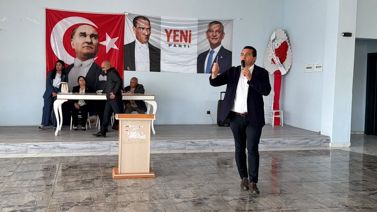 ulasskarasu's tweet photo. 📍 #Gemerek’te 1. Olağan İlçe Kongremizdeyiz!
İl Başkan Yardımcılarımız Hakkı Değerli, Murat Hastaoğlu, örgütümüzün yurttaşlarımızın katılımıyla 1. Olağan İlçe Kongremizi gerçekleştirdik.
Genel Başkanımız Sayın Özgür Özel’in liderliğinde çıktığımız Umuda Yolculuk’ta; sözün üyeden, gücün örgütten yükseldiği yeni siyaset anlayışımızı Sivas’ın dört bir yanında büyütmeye devam ediyoruz.
Kuruluşumuzdan bugüne emeği ve özverisiyle Gemerek örgütümüze katkı sunan Kurucu İlçe Başkanımız Ayşe Şimşek’e yürekten teşekkür ediyor; kongremizde İlçe Başkanlığı görevine seçilen Vedat Altuntaş’ı kutluyor, kendisine ve yönetimine başarılar diliyorum.
Görevler değişir, bayrak el değiştirir; mücadelemizi büyüten yol arkadaşlığımız ve ortak iktidar irademiz güçlenerek sürer.
Gemerek’te umudumuz büyük, yolumuz açık, hedefimiz iktidar !
Başka Bir Türkiye Mümkün!