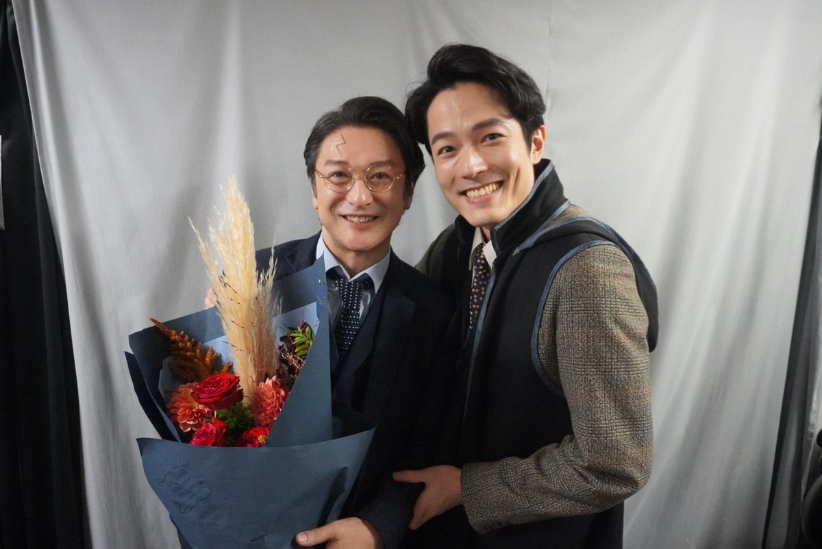 kkrktnknmsknbk's tweet photo. カムバック稽古の初日から幹二さんの周りには笑顔が溢れていて、あぁ幹二さんが戻って来たんだ！と嬉しく思ったのを覚えています。
役者としても人としてもかっこいいその背中、いただいた言葉、全て忘れません。
本当にありがとうございました。

写真は
距離感バグってる2024
距離感をわきまえた2026 https://t.co/5zNv8AbrMS