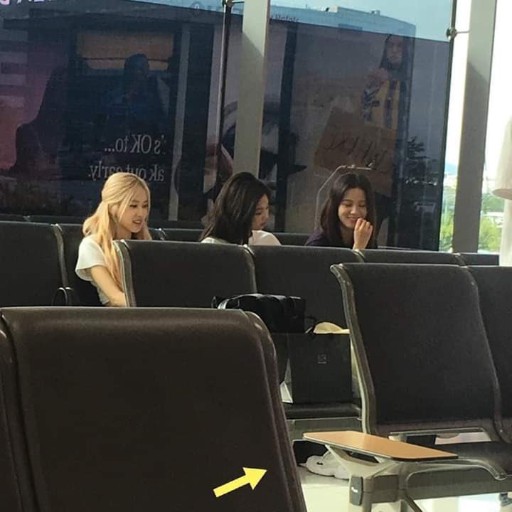 KINGTHEREALFIII's tweet photo. Let's keep it simple: Lisa was lying across Jennie's legs here, and Jennie was gently stroking her head—that's why she had that expression and why Chaesoo was smiling and laughing https://t.co/BQHf9ScXgP