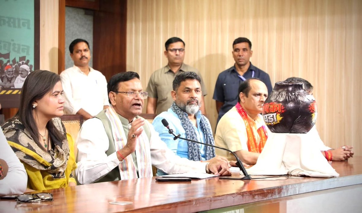 mppchaudhary's tweet photo. सपा के 34 साल: गुंडागर्दी, घोटाले और माफियाराज का काल...

आज भाजपा प्रदेश कार्यालय, लखनऊ में प्रेस वार्ता के दौरान सपा के 34 साल के काले कारनामों, अकूत घोटालों, बेलगाम गुंडागर्दी और परिवारवाद का कच्चा चिट्ठा जनता के सामने रखा।

सपा के कुशासन में उत्तर प्रदेश ने जो दंश झेला है, उसका एक-एक हिसाब अब बेनकाब हो चुका है। प्रतीक रूप में 'सपा के पाप का घड़ा' फोड़कर यह स्पष्ट संदेश दिया कि आगामी विधानसभा चुनाव में प्रदेश की जागरूक जनता अपने वोट की चोट से सपा के इन 34 सालों के पापों का अंतिम हिसाब करेगी।

भ्रष्टाचार और माफियाराज के संरक्षकों का अंत तय है।
#Parivarwadke34saal

@BJP4UP