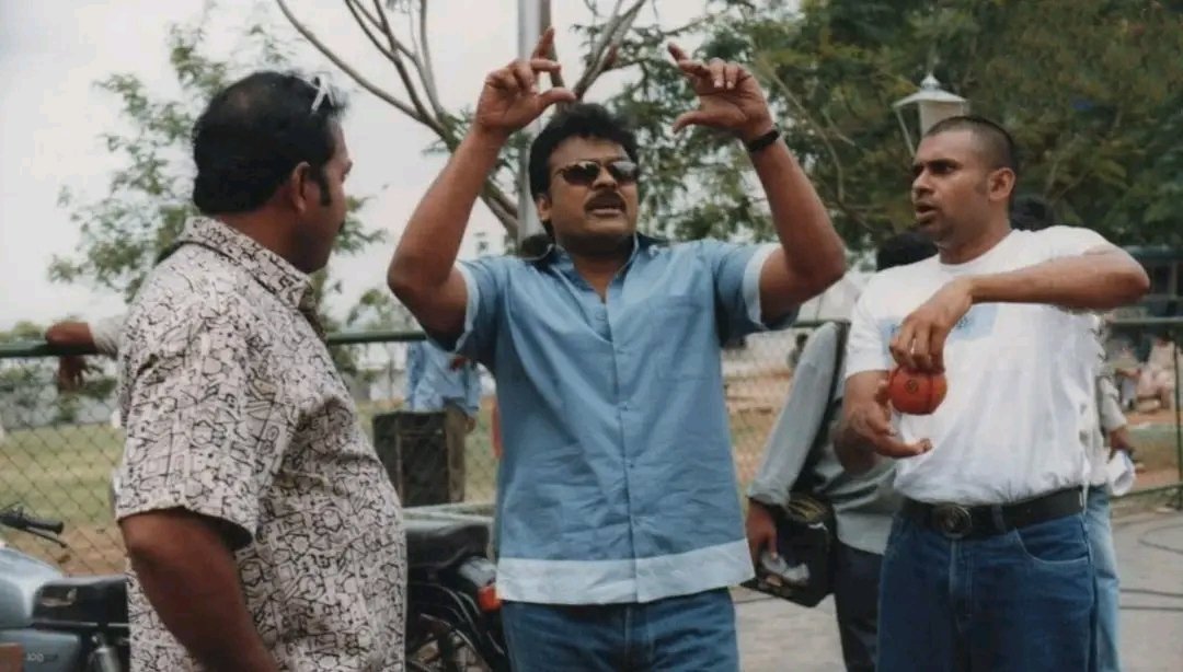 Amarnath_555's tweet photo. #Daddy Working Stills 🔥🎬
One Action Black Choreography By
Our DCM 🔥
#25YearsForDaddy
@KChiruTweets @PawanKalyan @AlwaysRamCharan #Daddy #MegastarChiranjeevi #Pawankalyan https://t.co/FDmhTTMPlb
