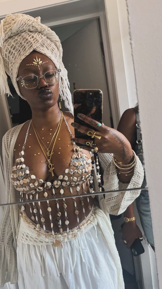 CousinKLMN's tweet photo. Ayez la vision sur les sorcières. Avec ce genre de modèle, tu comprends pourquoi Kirikou courait TRÈS VITE pour aller chez Karaba. ❤️ https://t.co/QEIDnf1HYA