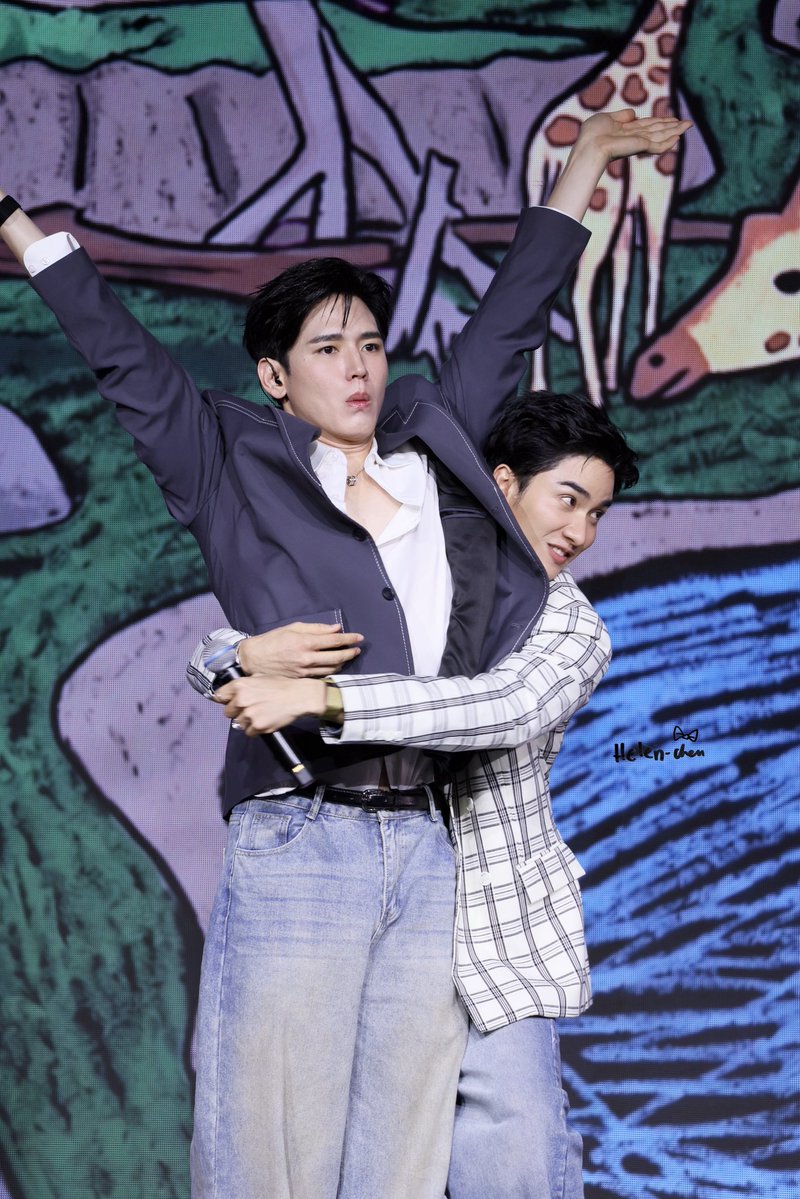 HelenChen144478's tweet photo. 不是玩游戏 是给自己谋福利

TAYNEW POLCASAN IN TAIPEI
#TayNewPolcasanFamilyTripinTaipei
#Tawan_V #newwiee 
#เตนิว 
@Tawan_V @new_thitipoom https://t.co/hbZ87q5BrM