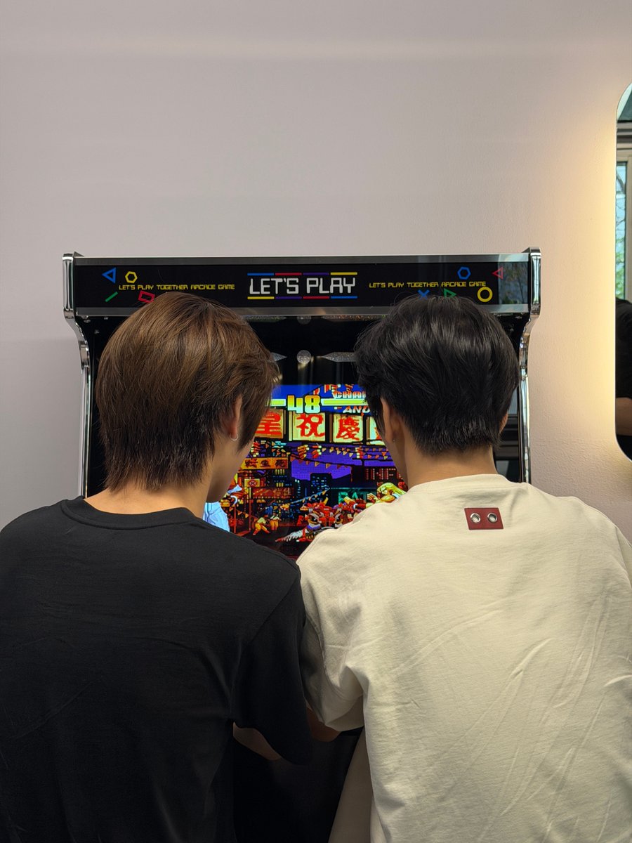 forkjunseo's tweet photo. 261004 #준서 #JUNSEO ➕💬

aww junseo &amp; his dongsaengs 💗

🦊: (2 photos)
🦊: they took selfies and played games, cute dongsaengs hehe https://t.co/UrOLomtwoP