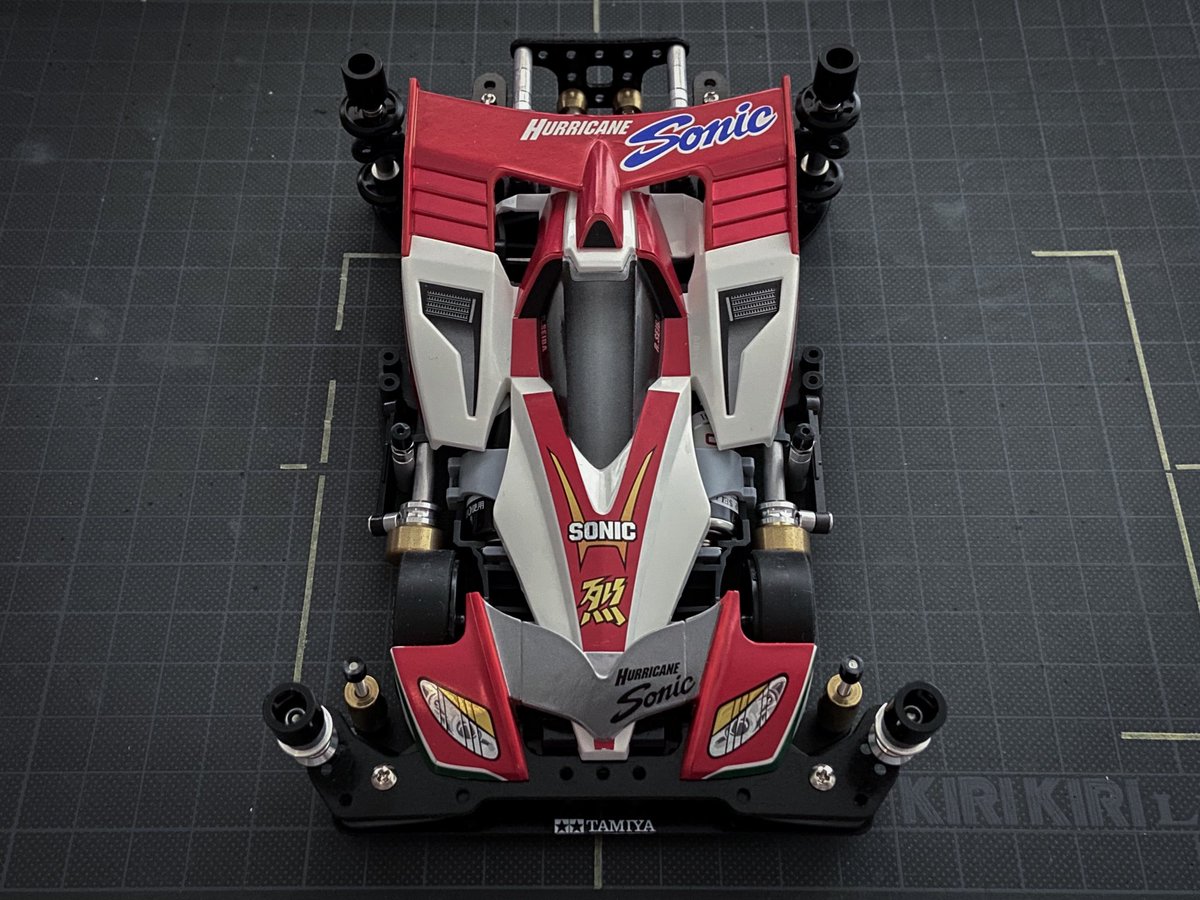 tkfm_hobby's tweet photo. フルギミックなのに、ゴチャつかせない。

ハリケーンソニックを、
ストッククラスルールのフルギミック仕様に。

でも、見た目は赤・白・黒＋金属アクセントで整理。

機能は足す。
見た目は引く。

カーデザイナーの視点で、
ハリケーンソニックを再編集しました。

#ミニ四駆 #ハリケーンソニック https://t.co/gvn1udQtEC