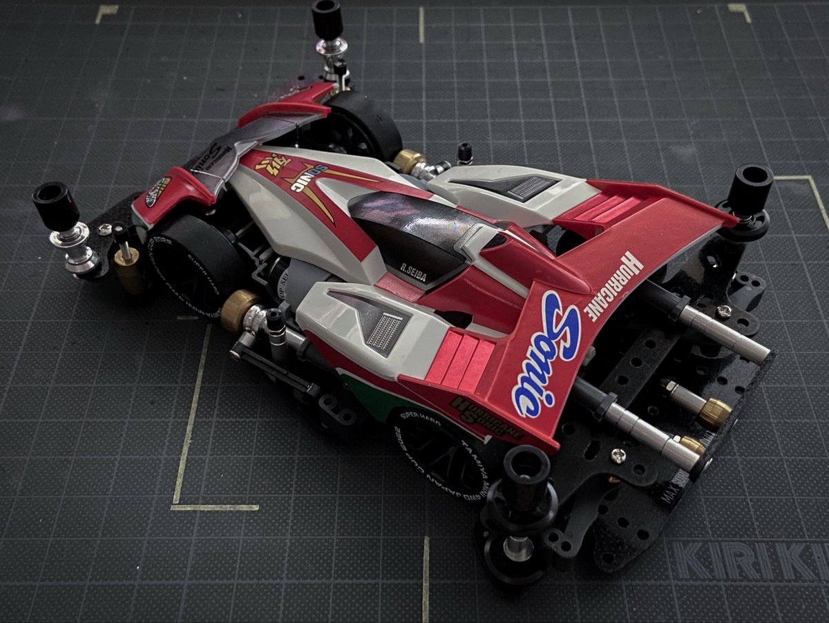 tkfm_hobby's tweet photo. フルギミックなのに、ゴチャつかせない。

ハリケーンソニックを、
ストッククラスルールのフルギミック仕様に。

でも、見た目は赤・白・黒＋金属アクセントで整理。

機能は足す。
見た目は引く。

カーデザイナーの視点で、
ハリケーンソニックを再編集しました。

#ミニ四駆 #ハリケーンソニック https://t.co/gvn1udQtEC