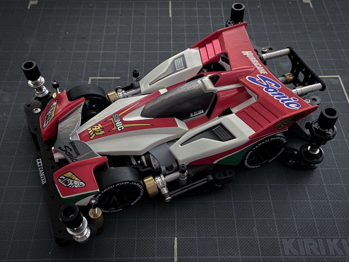 tkfm_hobby's tweet photo. フルギミックなのに、ゴチャつかせない。

ハリケーンソニックを、
ストッククラスルールのフルギミック仕様に。

でも、見た目は赤・白・黒＋金属アクセントで整理。

機能は足す。
見た目は引く。

カーデザイナーの視点で、
ハリケーンソニックを再編集しました。

#ミニ四駆 #ハリケーンソニック https://t.co/gvn1udQtEC