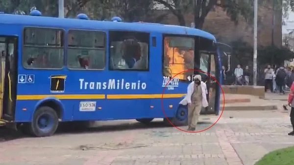 RolandoGonGa's tweet photo. Total respaldo a la modificación propuesta al Decreto 003 de 2021, que regula los protocolos de intervención en las protestas.

La propuesta permite usar la fuerza, sin demoras injustificadas, para prevenir y contener delitos y actos de violencia, proteger la vida e integridad de las personas, preservar los bienes y restablecer la seguridad y la convivencia.

Es necesario. En Bogotá se volvió paisaje que los vándalos hagan lo que quieran. #LosProximos en experimentar que la autoridad se está recuperando en el país deben ser ellos.

Ni un derecho menos para quien marcha. Ni un espacio más para quien destruye.