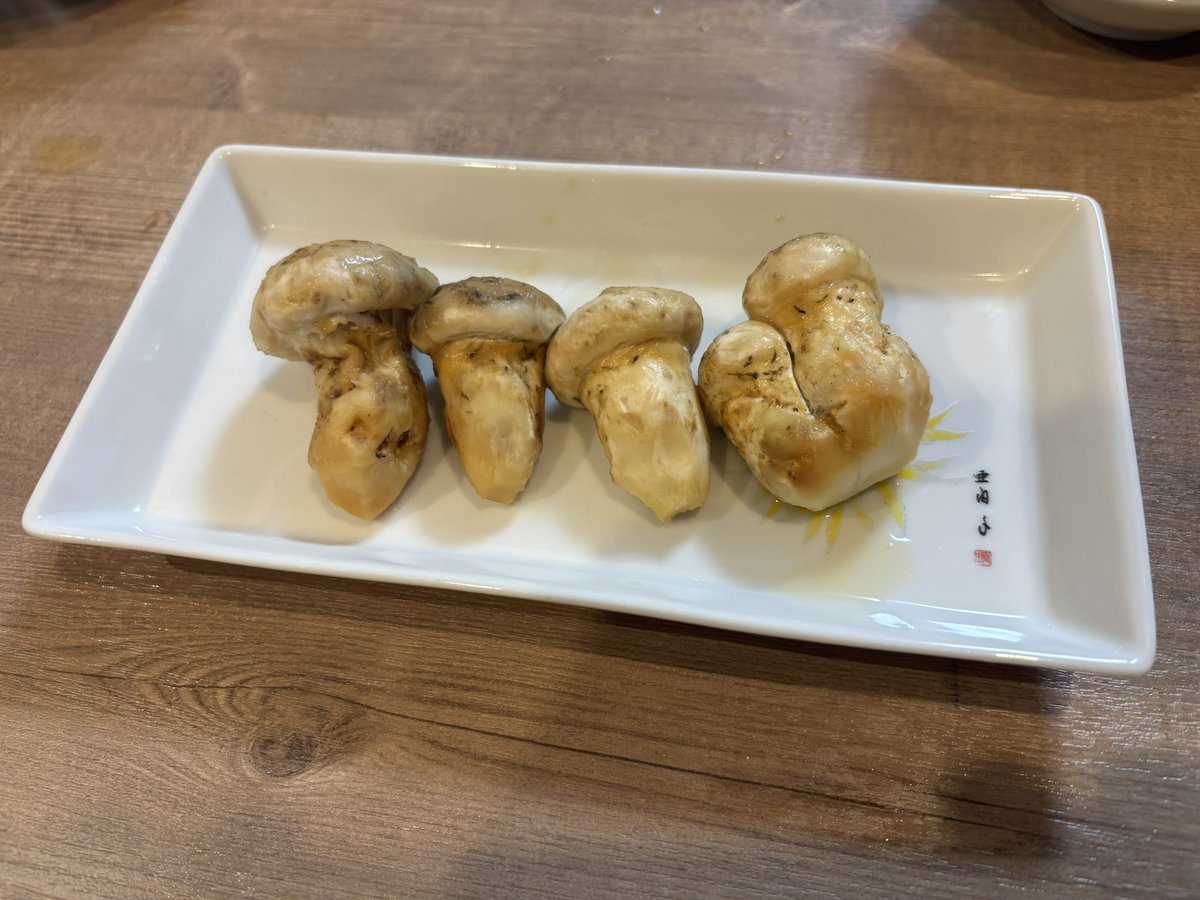 ZOKUBUTSU__'s tweet photo. 今期初松茸買った
カナダ産？だけど美味しかった
日本酒ぶっかけてホイルで焼きました
すだち買うの忘れました https://t.co/t6vv00KtAI
