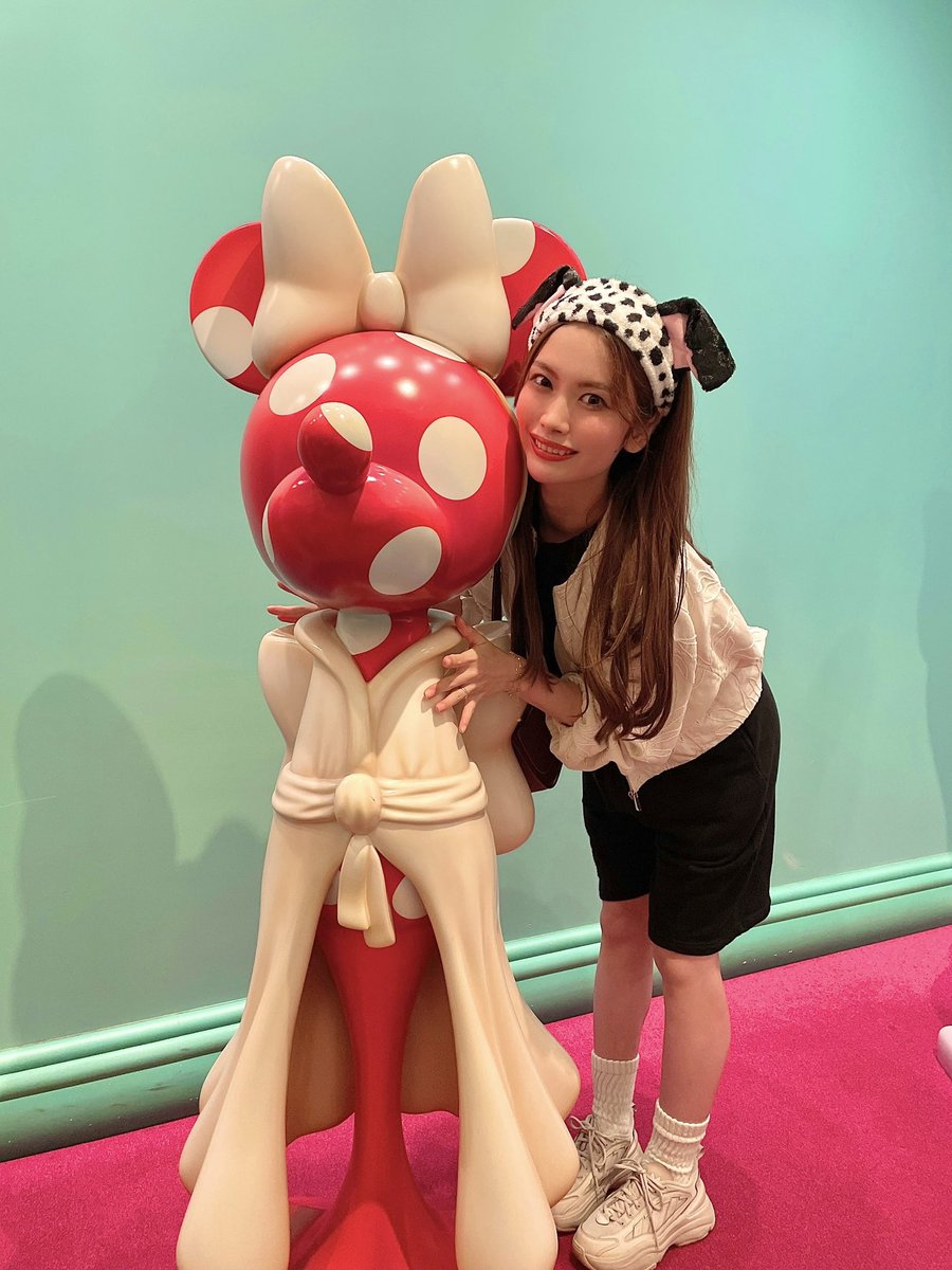 popotanien's tweet photo. 私がどうしてもヴィランズハロウィン生で見たくて早起きしてランド行ってきたよ🏰

今回のペアヘアバンドは101匹わんちゃん🐶クルエラがこっち向いてくれた瞬間、手振ってヘアバンドの耳パタパタさせたら気づいてくれてファンサくれた😍🖤
くぅーーーーー！嬉しすぎ🖤🤍🖤 https://t.co/W1AHQclMQA
