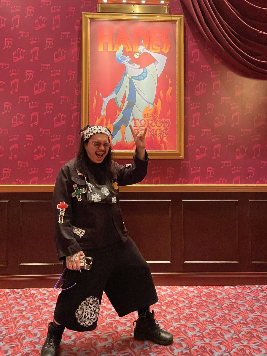 popotanien's tweet photo. 私がどうしてもヴィランズハロウィン生で見たくて早起きしてランド行ってきたよ🏰

今回のペアヘアバンドは101匹わんちゃん🐶クルエラがこっち向いてくれた瞬間、手振ってヘアバンドの耳パタパタさせたら気づいてくれてファンサくれた😍🖤
くぅーーーーー！嬉しすぎ🖤🤍🖤 https://t.co/W1AHQclMQA
