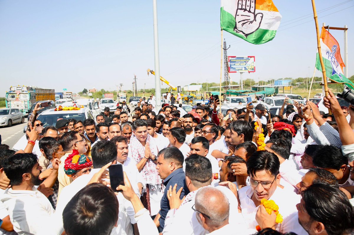 SachinPilot's tweet photo. जयपुर से टोंक के रास्ते में कार्यकर्ताओं से सुखद मुलाकात हुई।

आपके द्वारा दिए गए स्नेह और सम्मान के लिए धन्यवाद। https://t.co/Du5cTAiZHS