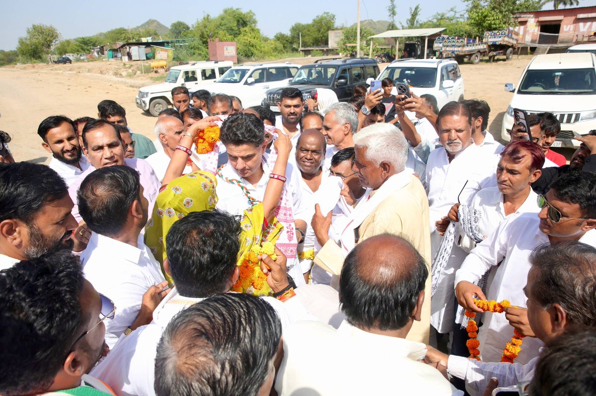 SachinPilot's tweet photo. जयपुर से टोंक के रास्ते में कार्यकर्ताओं से सुखद मुलाकात हुई।

आपके द्वारा दिए गए स्नेह और सम्मान के लिए धन्यवाद। https://t.co/Du5cTAiZHS