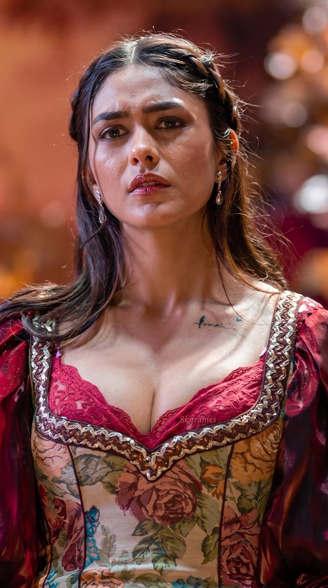 kenpachiZ007's tweet photo. Mrunal mommy 🙌🙌🙌 https://t.co/MUNnl91Rzj