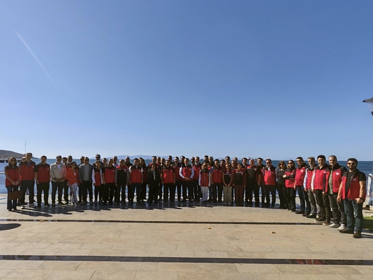 izmirtarim's tweet photo. Bölge İstişare Toplantısı Dikili’de Gerçekleştirildi

İzmir İl Tarım ve Orman Müdürlüğümüz koordinasyonunda, ilçe müdürlerimizin katılımıyla Dikili ilçemizde Bölge İstişare Toplantısı gerçekleştirildi.

Toplantıda; tarımsal üretim, hayvancılık, gıda güvenilirliği ve kırsal kalkınma alanlarında yürütülen çalışmalar değerlendirilirken, sahadaki ihtiyaçlar ve çözüm önerileri ele alındı.

İzmir tarımında hizmetlerin daha etkin ve koordineli yürütülmesine yönelik görüş alışverişinde bulunuldu.

@ibrahimyumakli
@TCTarim
@drsuleymanelban
@izmirvaliligi
@KahramanAKDGN53
