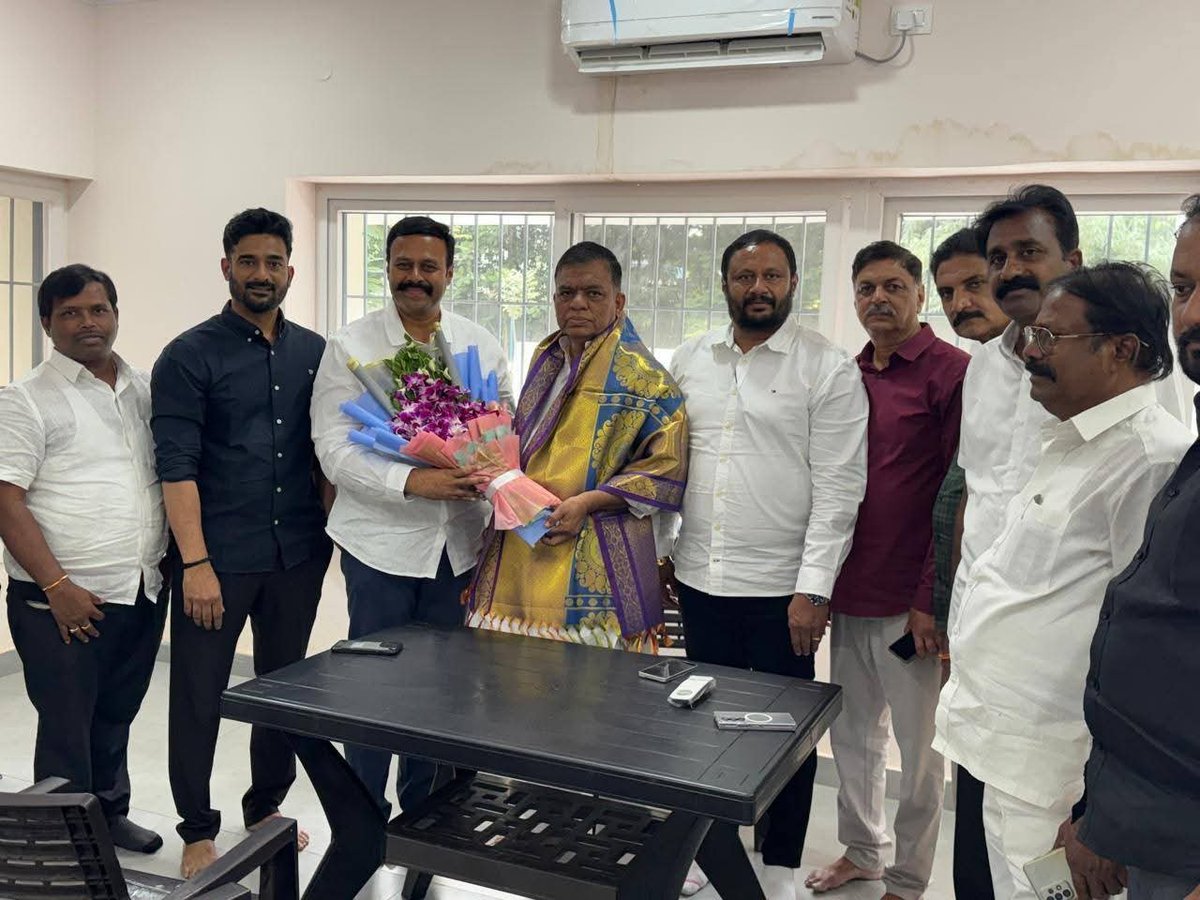 RAVINAAYAK's tweet photo. మహబూబాబాద్ పార్లమెంట్ సభ్యులు పోరిక బలరాం నాయక్ గారిని మర్యాద పూర్వకంగా కలిసిన నల్లగొండ–ఖమ్మం–వరంగల్ గ్రాడ్యుయేట్ ఎమ్మెల్సీ కాంగ్రెస్ పార్టీ అభ్యర్థి రాంరెడ్డి సర్వోత్తమ్ రెడ్డి గారు 
@revanth_anumula
@sarvothamreddy @porika_balram https://t.co/ykZDoKNE7K