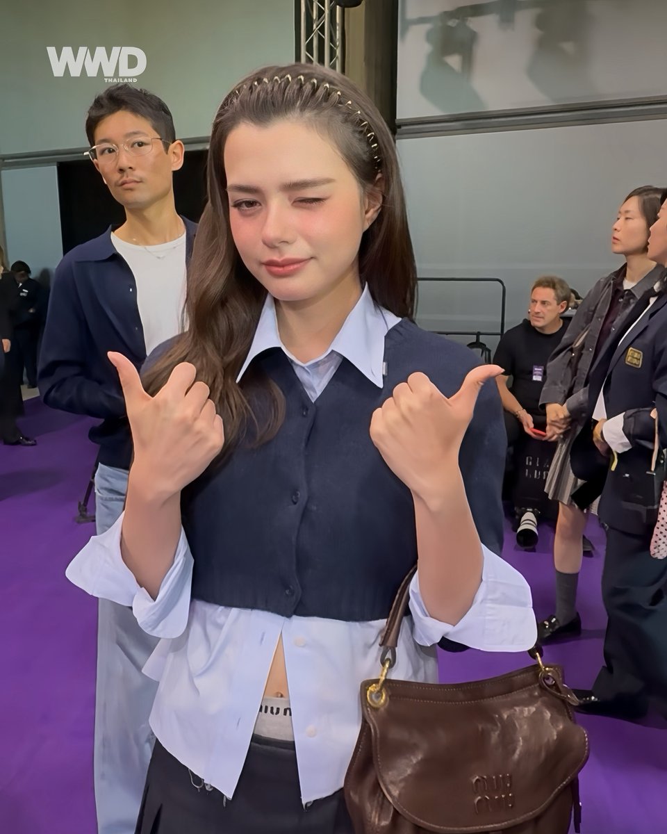 WWDThailand's tweet photo. ‘เบคกี้ ���ีเบคก้า’ ปรากฏตัวในลุคสุดน่ารัก ขณะเข้าร่วมชมโชว์ Miu Miu คอลเลกชั่น Spring/Summer 2027 ณ กรุงปารีส

#WWDThailand
#MiuMiu
#MiuMiuSS27
#BeckyArmstrong
#Becky https://t.co/5Af9srFLbw