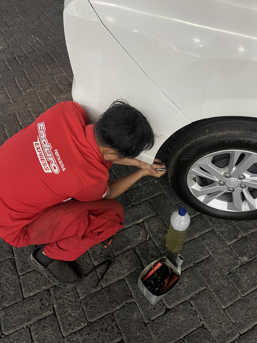 privacyyx's tweet photo. siape yg naruh baut diban mobil gwehhhh akhhhh https://t.co/1OWGvXzkhS