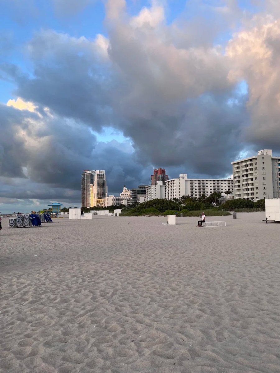 VeraCryptoL's tweet photo. The sky before a storm always carries a unique grandeur. https://t.co/IoilM35K8m