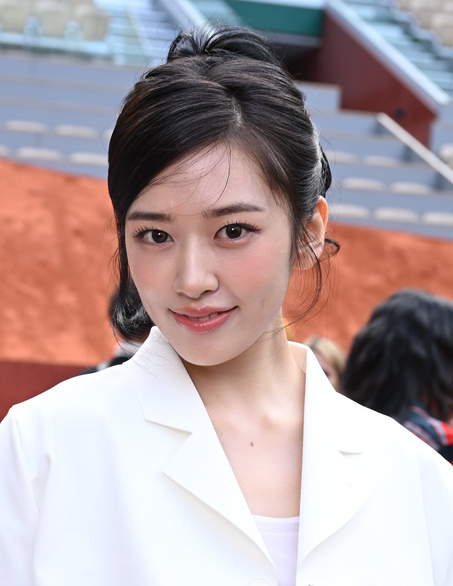 OneilyMusic's tweet photo. AN YUJIN attends the Lacoste Show at Paris Fashion Week. https://t.co/EnI9MYiwME