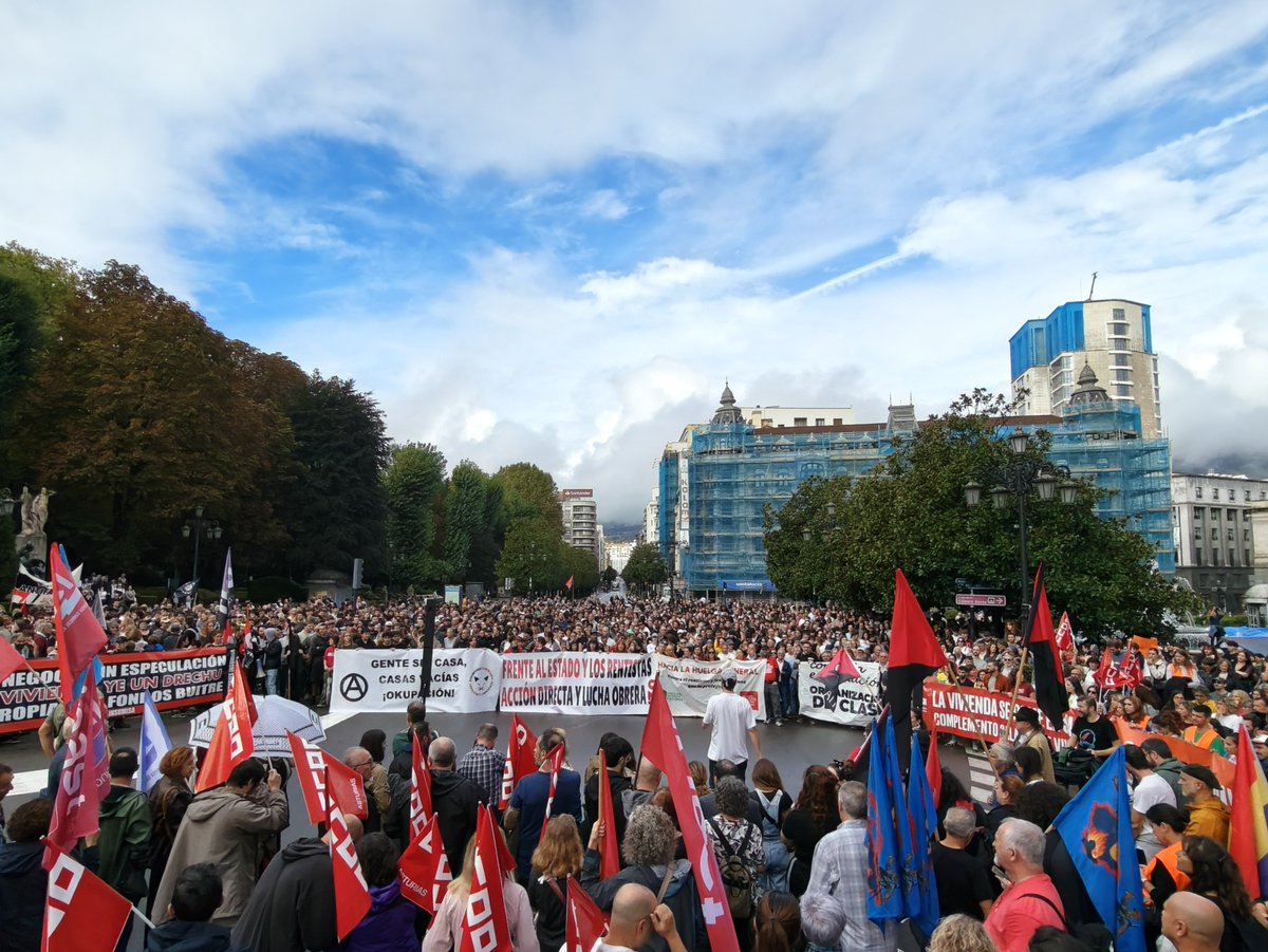 andrespuela's tweet photo. ✨ Asturies, qué guapina tas, cuando vistes de solidaridá ✊🏾

#Dignidá #StopBuitres #StopDesahucios #NunVanPasar https://t.co/Cu8Blk3bsH