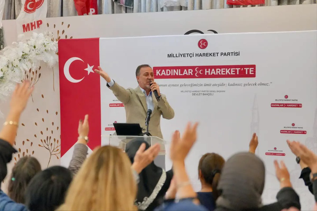 _MHPistanbul_'s tweet photo. KADINLAR HAREKET’TE

Bu sabah itibarıyla 39 ilçemizi kapsayacak yeni bir program serimizi “Bismillah” diyerek başlattık.

Genel Başkanımız Sayın Devlet Bahçeli��nin ‘Kadınlar toplumumuzun aynası, geleceğimizin ümit ateşidir; kadınsız gelecek olmaz’ sözünden yola çıkarak, “KADINLAR HAREKET’TE” temasıyla başlattığımız toplantılarımızın ilk durağında Bayrampaşa ilçemizdeydik.

Çok kıymetli, asil hanımefendilerin coşkulu katılımları için her birine şükranlarımı sunuyorum. 

Kadınlarımızın teşkilatlarımıza ve programlarımıza aktif katılımlarıyla İstanbul’da yeni bir sayfa açacağımıza canı gönülden inanıyorum. Hep birlikte başaracağız.🇹🇷

Volkan YILMAZ
MHP İstanbul İl Başkanı