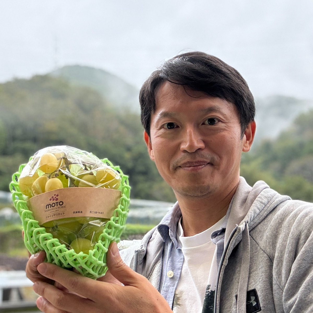 motohikosaitoH's tweet photo. 本日は終日雨でしたが、いかがお過ごしだったでしょうか。兵庫県では播磨地域などがぶどうの産地です。上郡町のぶどう農園で、シャインマスカットに出会いました。とれたてで瑞々しく、張りのある粒を口に含むと、西播磨の豊かな大地の恵みが美味しさとなって広がります。県産ぶどうは、まだ各産地などで販売されています。機会がございましたら、兵庫県産のぶどうをぜひ味わってみてください。https://t.co/8qD7TH6knF