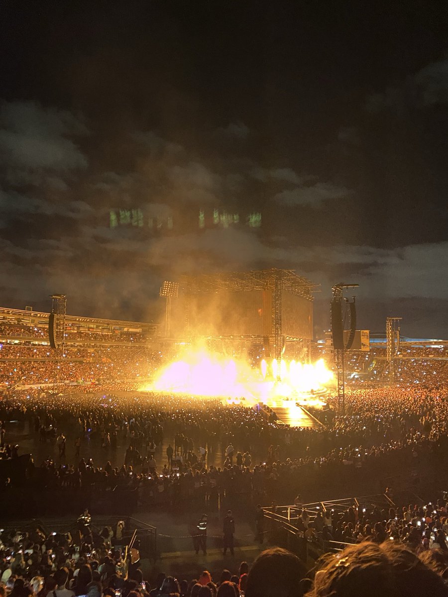 LottiesxWorld's tweet photo. I AM FUCKING CRYING, WHY DOES THIS LOOK LIKE A SACRIFICE IS HAPPENING 😭😭😭😭😭😭 https://t.co/zVsgVusHwy