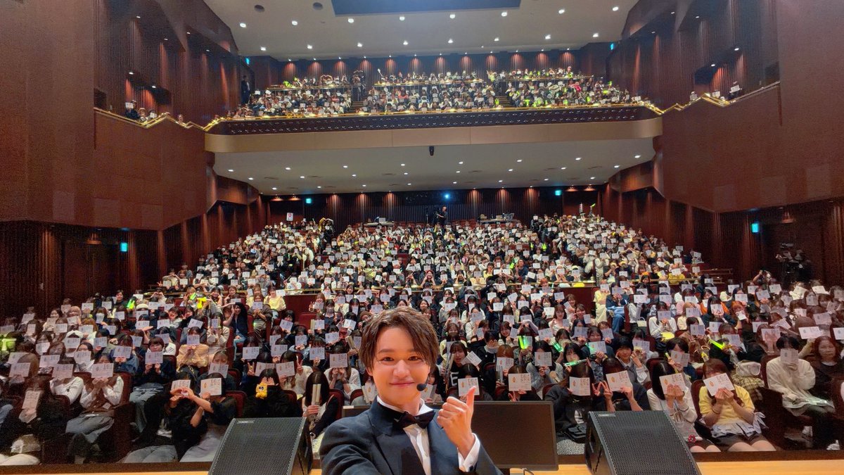 okura_takato412's tweet photo. 🐣 #大倉空人 2nd Fan Meeting🐣
「#すーぱーたかてぃーたいむ」
〜4年12組大倉空人学園祭〜

ありがとうございました!!

ボケの連打も、大倉噺家状態だったことも、夢だった合唱の指揮者も、想いを込めて歌唱した楽曲などやりたかった事全部詰め込みました!!

皆様の活力になれていたら嬉しいです!! https://t.co/jGQg3P3MRg