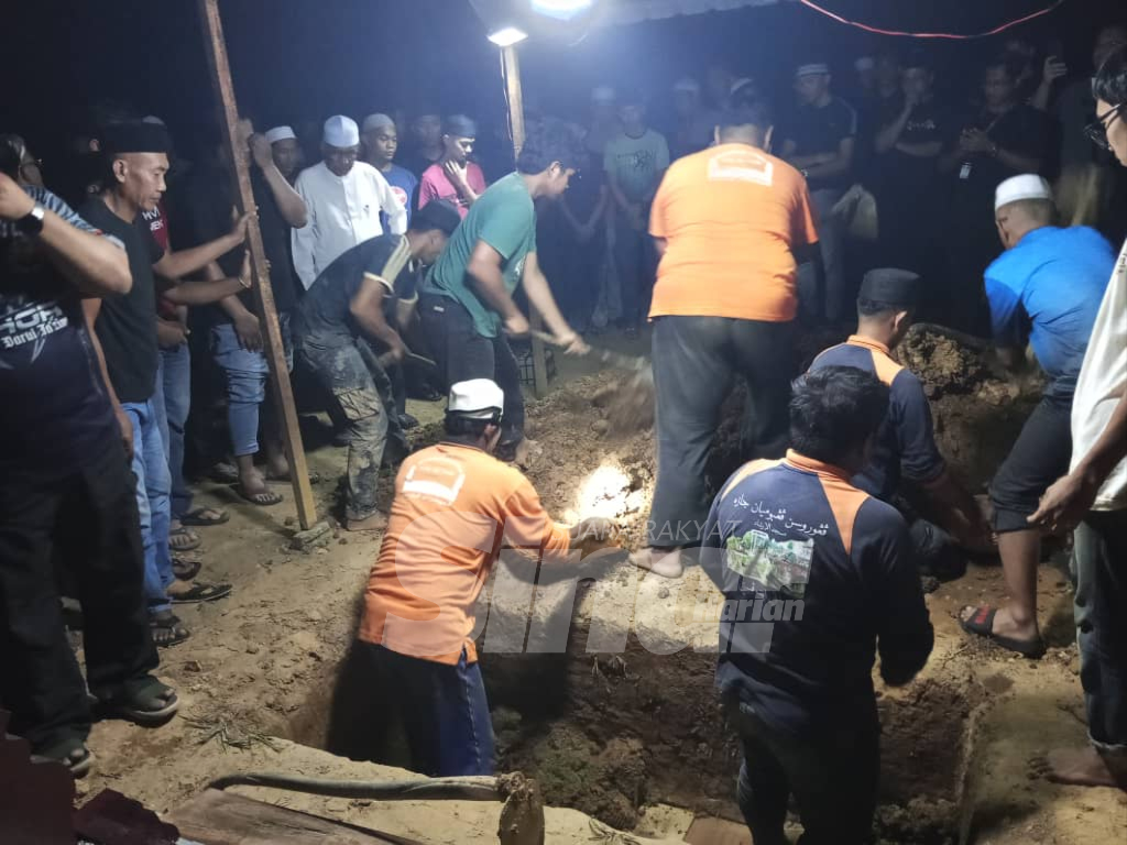 SinarOnline's tweet photo. Jenazah Irene Sofiya selamat dikebumikan

Jenazah pelajar perempuan Tingkatan 4, Irene Sofiya Mohd Khairool Faisal yang maut dipercayai dibunuh di sebuah sekolah di Yong Peng, Batu Pahat selamat dikebumikan.

Jenazah Allahyarham dikebumikan di Tanah Perkuburan Islam Kampung Parit Arsyad, Yong Peng kira-kira jam 7.35 malam Ahad.