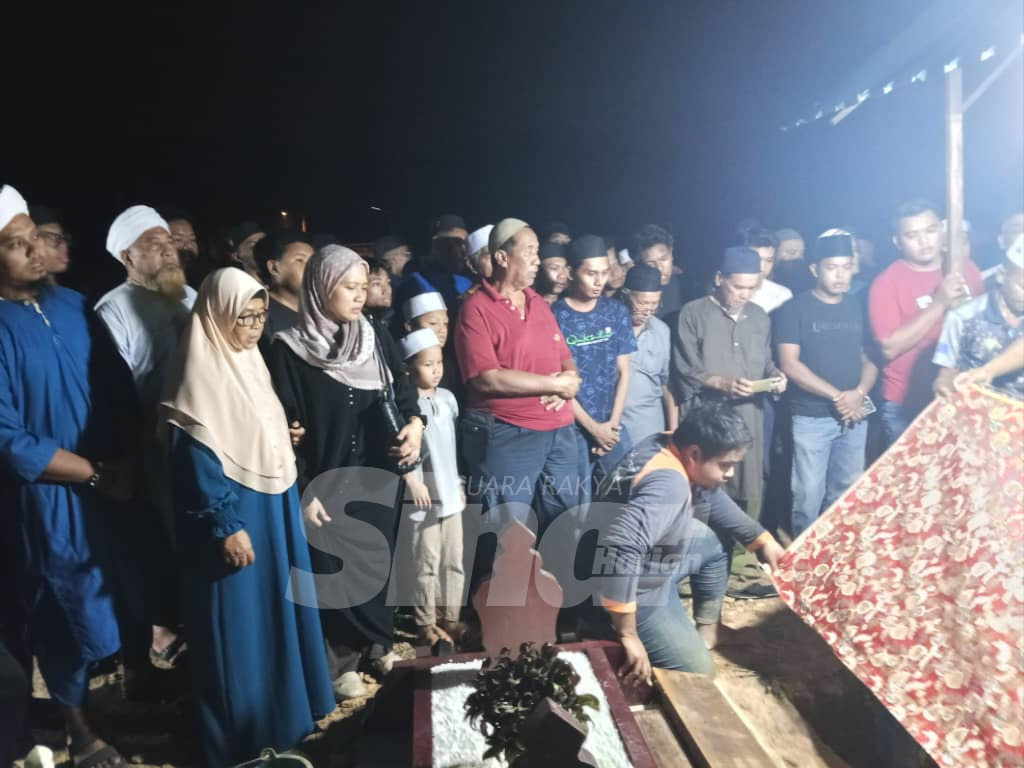 SinarOnline's tweet photo. Jenazah Irene Sofiya selamat dikebumikan

Jenazah pelajar perempuan Tingkatan 4, Irene Sofiya Mohd Khairool Faisal yang maut dipercayai dibunuh di sebuah sekolah di Yong Peng, Batu Pahat selamat dikebumikan.

Jenazah Allahyarham dikebumikan di Tanah Perkuburan Islam Kampung Parit Arsyad, Yong Peng kira-kira jam 7.35 malam Ahad.