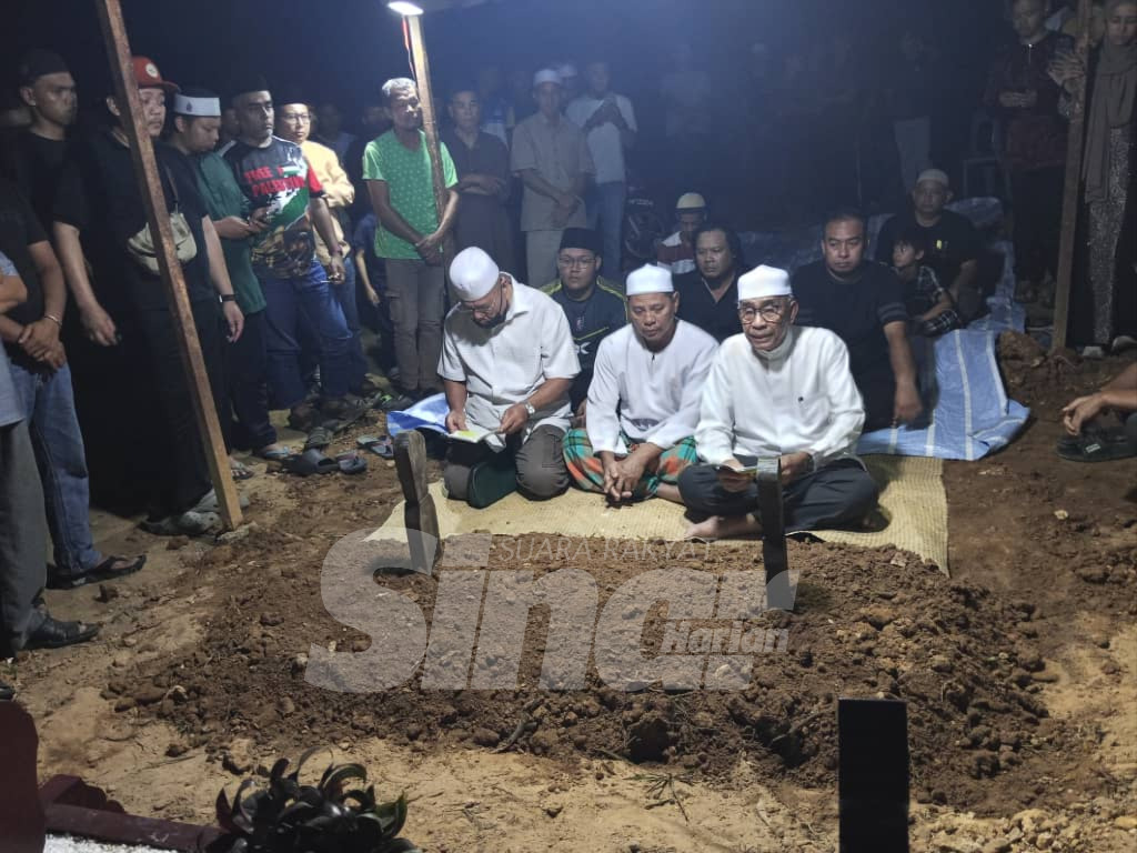SinarOnline's tweet photo. Jenazah Irene Sofiya selamat dikebumikan

Jenazah pelajar perempuan Tingkatan 4, Irene Sofiya Mohd Khairool Faisal yang maut dipercayai dibunuh di sebuah sekolah di Yong Peng, Batu Pahat selamat dikebumikan.

Jenazah Allahyarham dikebumikan di Tanah Perkuburan Islam Kampung Parit Arsyad, Yong Peng kira-kira jam 7.35 malam Ahad.