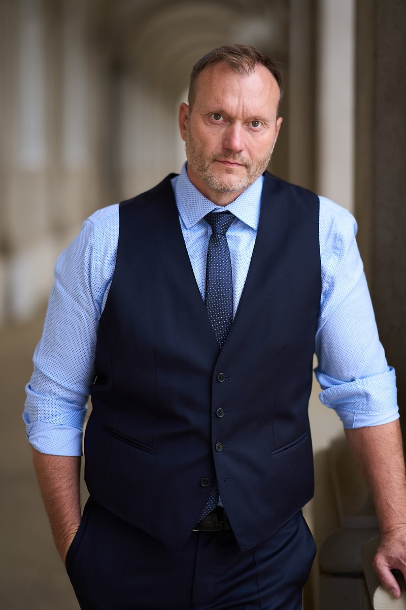 LBMathiesen's tweet photo. Kære Blå Vælgere, 
Jeg vil gerne igen opfordre de andre blå partier til at stå sammen med Borgernes Parti og stemme NEJ, når der nu snart skal stemmes om tildeling af statsborgerskaber. 

Det kommer ofte som et chok og overraskelse for mange danskere, når jeg fortæller dem det faktum, at partier som Danmarks Demokraterne, Liberal Alliance, Venstre og Konservative aldrig har stemt nej til at tildele statsborgerskab til islamister. 

Altså, som i ALDRIG NOGENSINDE! 

Jeg kan faktisk godt forstå at folk først ikke lige tror på det, da de jo får en helt anden opfattelse, når man ser på partiernes mange opslag og kampagner på de sociale medierne. 

Men fakta er nu engang fakta, og man kan selv slå det op, eller spørge nogle af politikerne fra disse partier. 

Nu skal vi snart stemme om endnu flere statsborgerskaber i folketinget. 

Og i Borgernes Parti bliver vi ved med at opfordre og forsøge at skubbe de andre blå partier til at gøre det rigtige denne gang. 

STEM NEJ SAMMEN MED BORGERNES PARTI. 

Det er nødvendigt, vi viser danskerne at der faktisk er forskel på om de sætte Mette Frederiksen og Lars Løkke til magten, eller om det bliver os blå partier i blå blok, næste gang. 

Det kræver at Alex Vanopslagh, Mona Juul, Inger Støjberg, og Troels Lund Poulsen finder modet og viljen til at stå sammen med mig og tage ansvar for Danmark. 

At stå sammen og sige til danskerne. Det stopper her.

#dkpol #dkmedier