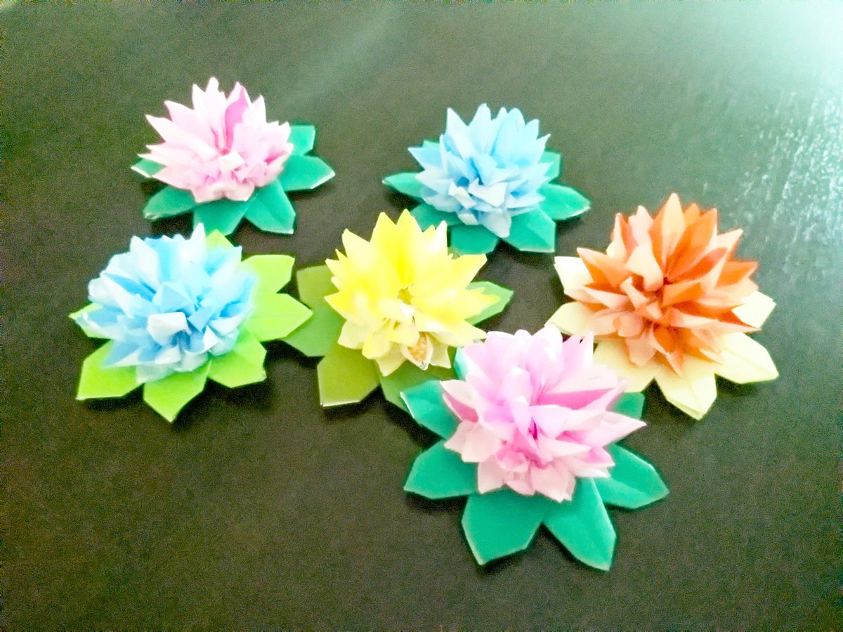 KobichanKey's tweet photo. 職場で何をしているのかと言うと、
おやつを作ったり、季節の工作をしたり、イベントを企画したり、をやっています。
写真のダリアは来客用の部屋の卓上飾りに使う予定です。
今度のイベントに
フォトスポットを準備して！とのことで考え中。 https://t.co/luh1Jx0Ib1