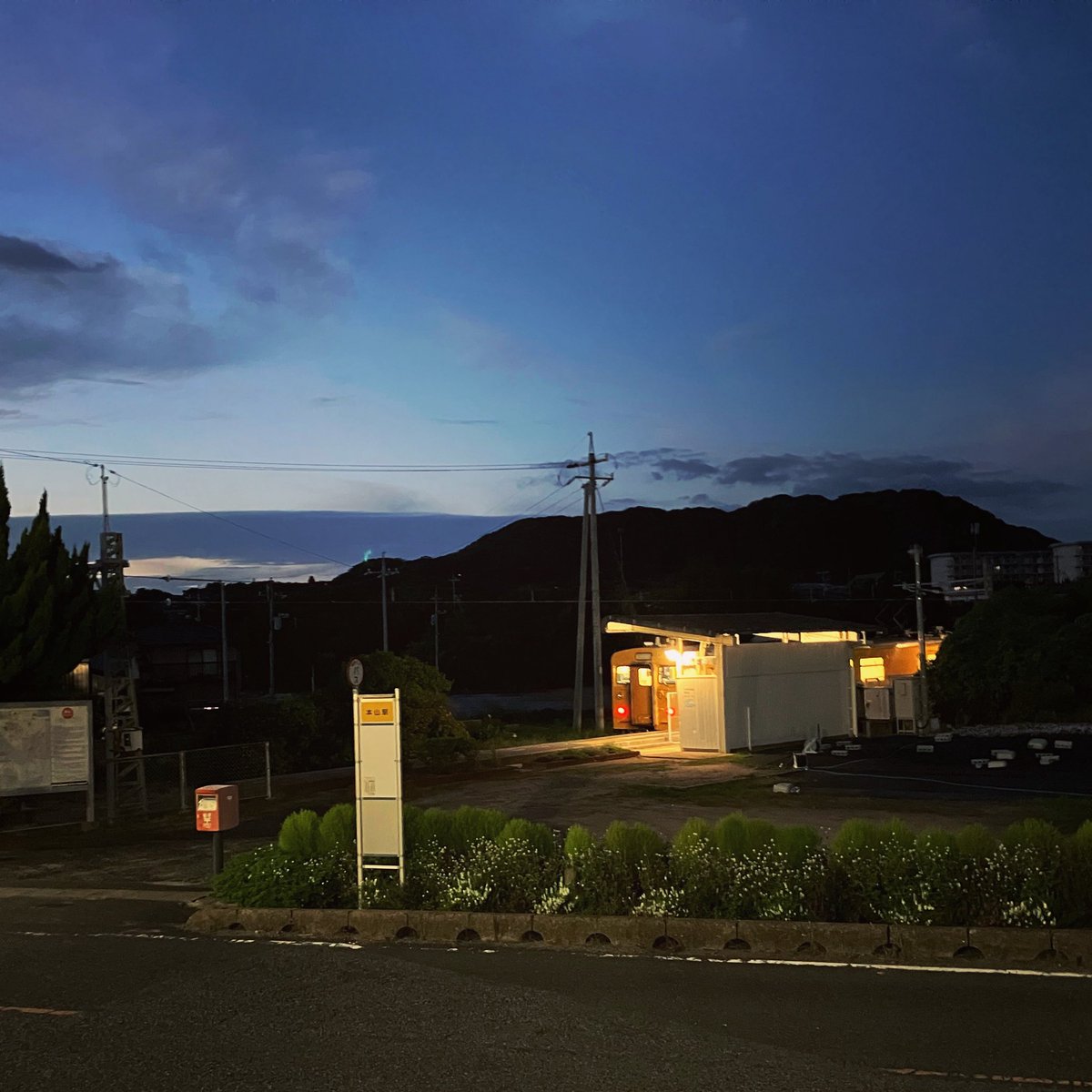 KPP_JL061's tweet photo. 【山口県】なんぶ
#小野田線 #長門本山支線
>> #長門本山駅
・ 本山岬の路線バスが、10本/ 日 以上運行中 👈 #船鉄バス
∟ 鉄道使わないよね🔥
∟ 廃線になっても困る人なし😅
#ローカル線の旅
#kpp
#123系 https://t.co/zePtfFQ58m