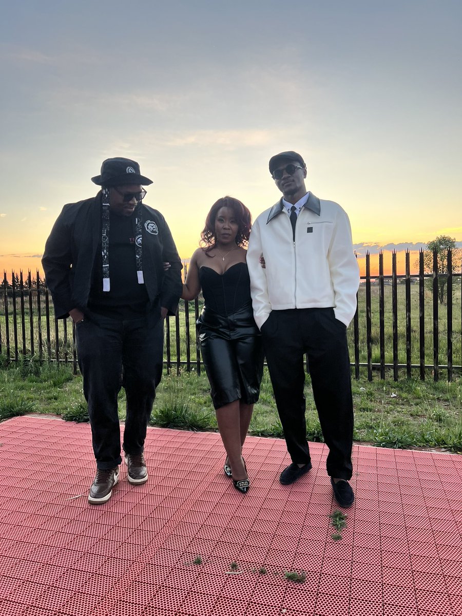 IamDJSOSO's tweet photo. Sizobuya noshinshi #umlayezo music video shoot https://t.co/viTgdc9rzH