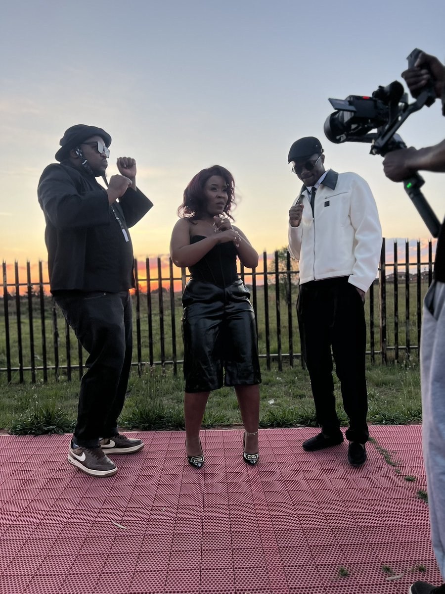 IamDJSOSO's tweet photo. Sizobuya noshinshi #umlayezo music video shoot https://t.co/viTgdc9rzH