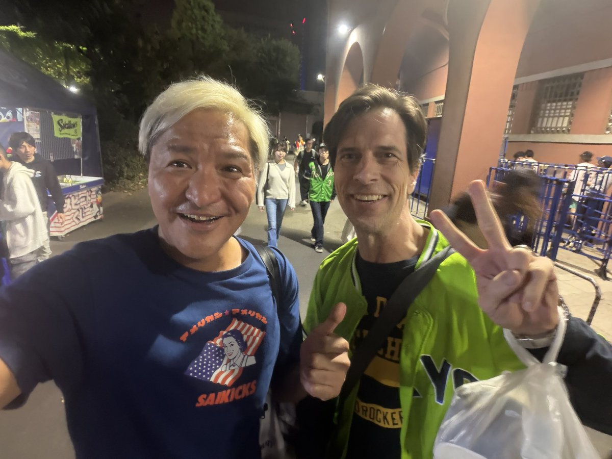 slimmaeken's tweet photo. そしてホーム最終戦を少しでも観ようと、仕事が終わり羽田空港に20時20分に着きダッシュでタクシーで向かったら、すでに負けていた涙　ただ、久しぶりにパックンさんに会えた㊗️ https://t.co/A8flNH5Da2
