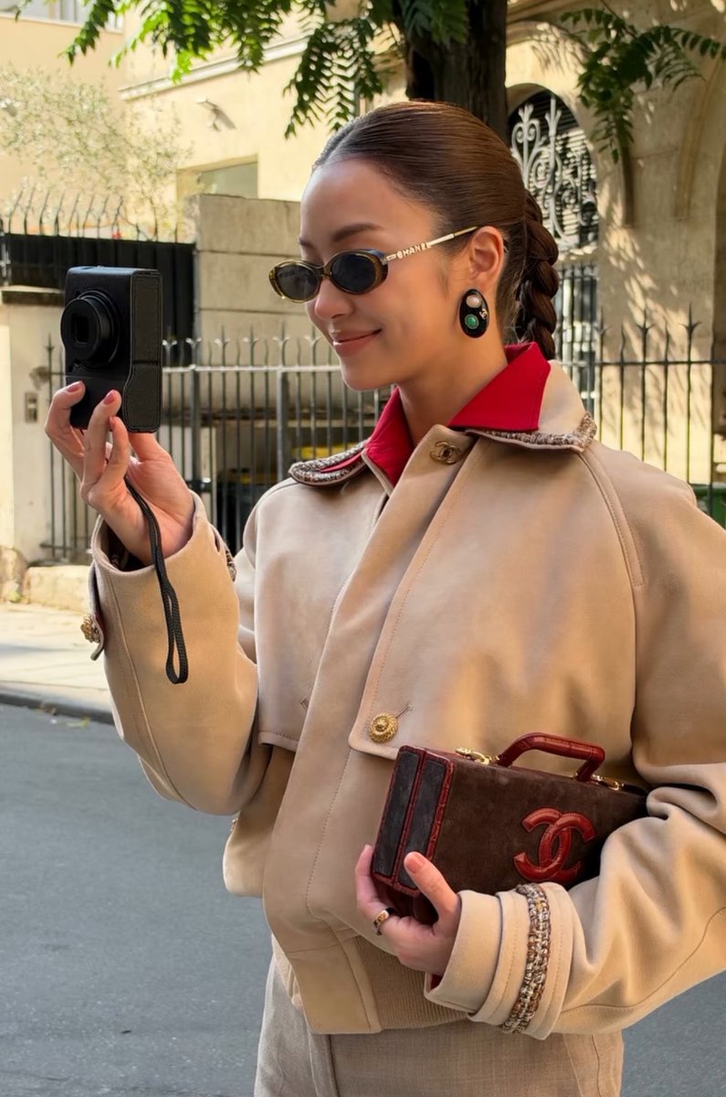 ecbae_'s tweet photo. #CHANELSS27xLenaMiu
#LalinaLena #MiuNatsha
#CHANELSpringSummer 
#CHANEL #PFW @CHANEL

The model                       The photographer https://t.co/400Q5vATQJ