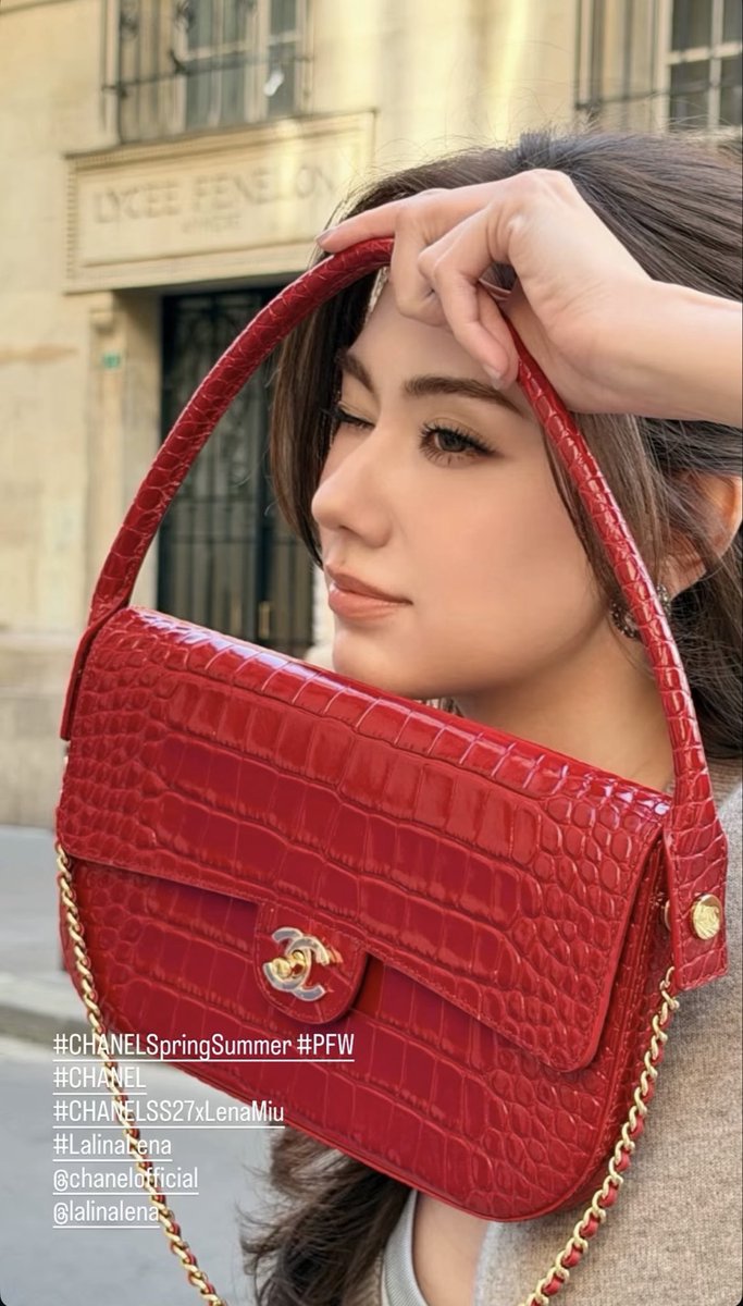 ecbae_'s tweet photo. #CHANELSS27xLenaMiu
#LalinaLena #MiuNatsha
#CHANELSpringSummer 
#CHANEL #PFW @CHANEL

The model                       The photographer https://t.co/400Q5vATQJ