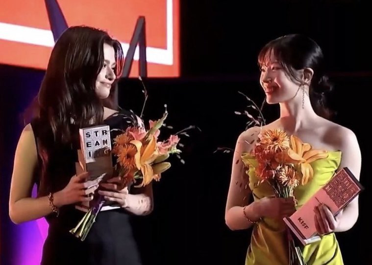 barbiegirImomo's tweet photo. becky collecting the twice members like pcs 😭 https://t.co/SJ9tQlEKEp