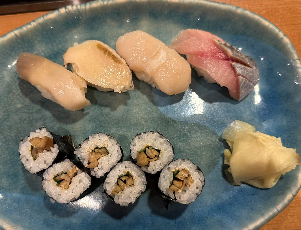 YASUKOT1's tweet photo. 新千歳空港✈️で絶対に寄りたかった　
#寿司花ぶさ　さん🍣お昼も夜も鮨食いねぇ😝
大好物の山牛蒡巻きは外せない😁
鮑✨生にしん✨ホタテ✨など
ニシン切り込みって何ですか？麹漬けです！
渋いっ🤣
ロックオン🤘札幌来年もやってねー❤️‍🔥
帰ります〜✈️

#rockoonsocialclub 
#男闘呼組 https://t.co/aR9e2fM8Qe